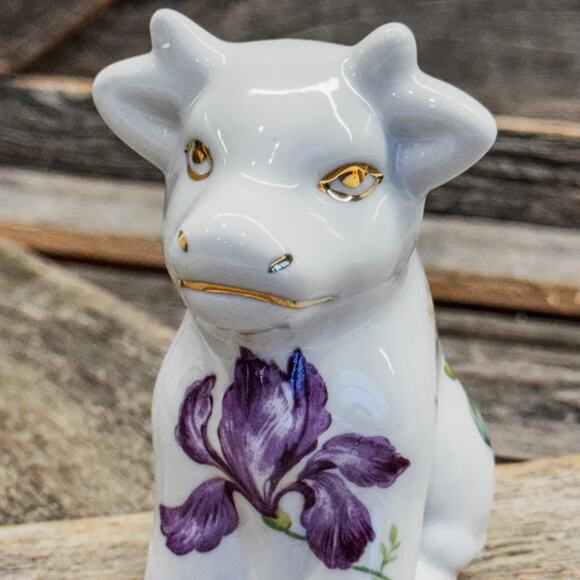 Vintage Nantucket White Porcelain Cow Figurine w/ Spring Bouquet-Gold Accents - Picture 8 of 10